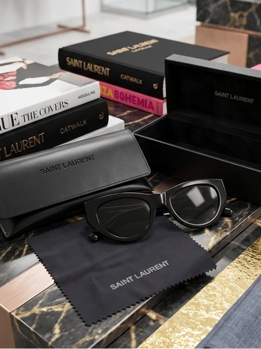 🐈⬛🕶️YSL 🕶️🐈⬛
New In Box
Black Cat-Eye Sunglasses M 94